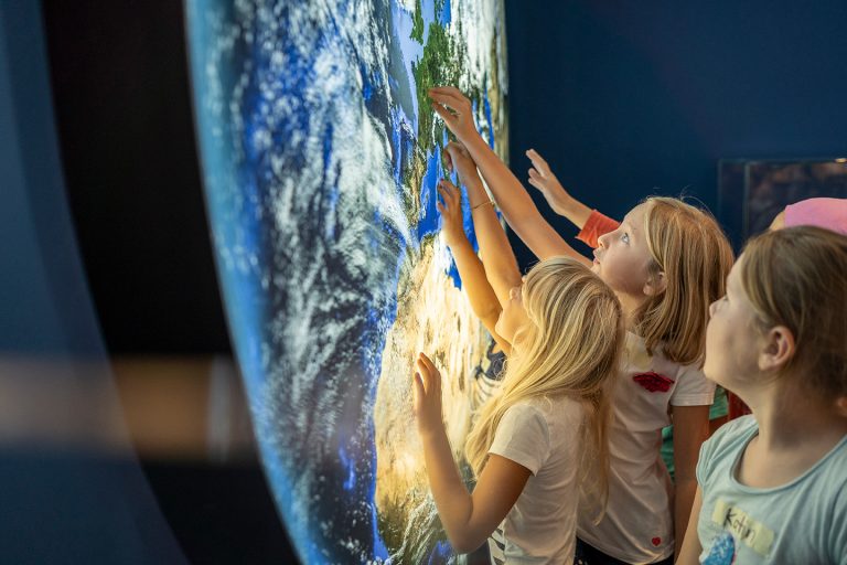 Kinder entdecken die Welt im Schulmuseum Ichenhausen