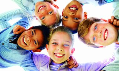 Kinderlachen durch Unterstützung für Familien